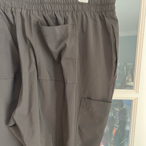 Black scrub set, includes top and bottoms - Picture 15 of 16